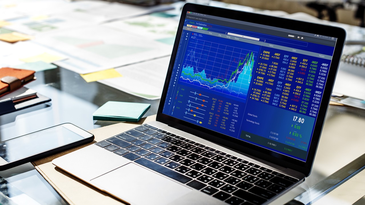 Pengertian Investasi Saham: Jenis-Jenis, Keuntungan & Risiko